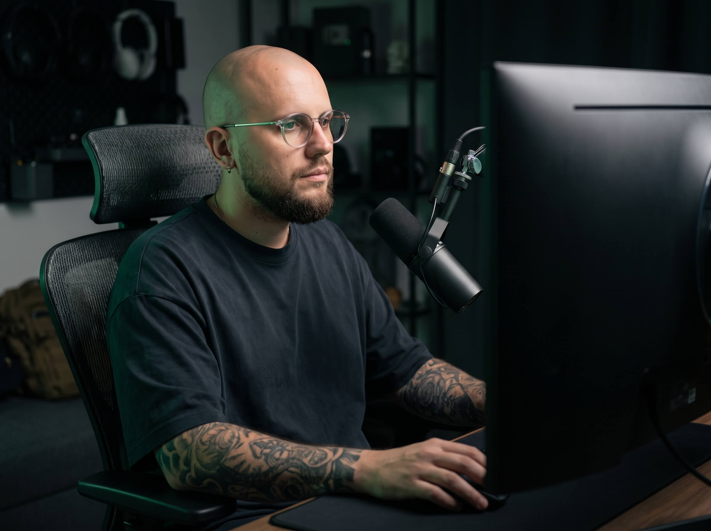 Dmitry Pelipas, creador de Neylora, trabajando en su estudio